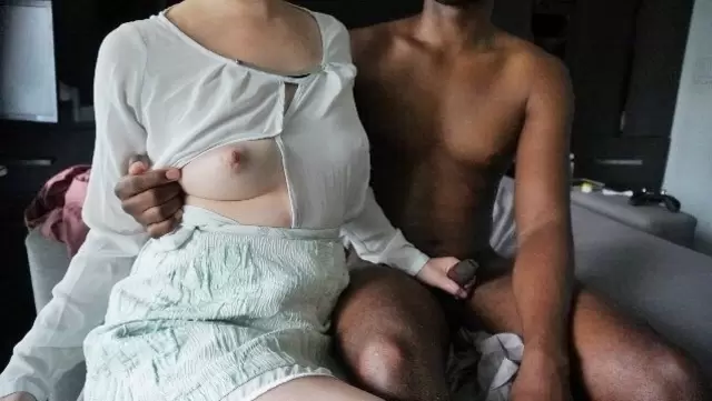 Дрочит член корейца и прыгает сверху